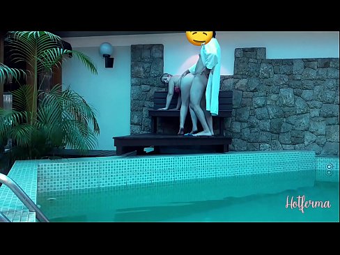 ❤️ Boss neskamea igerilekura gonbidatzen du, baina ezin izan dio beroari eutsi ❤️❌ Porno vk gurean eu.pornogroupp.ru